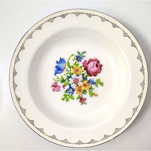 1 Homer Laughlin Eggshell Nautilus Petite Point Salad Bowl Vintage Floral - Picture 1 of 2